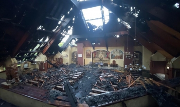 Skutki pożaru wewnątrz świątyni