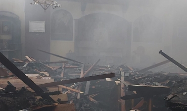 Skutki pożaru wewnątrz świątyni