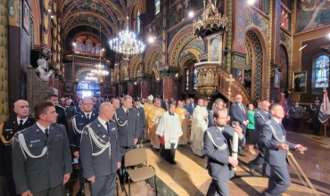 Katedra: poświęcenie sztandaru Aresztu Śledczego w Sosnowcu (fot. P. Lorenc)