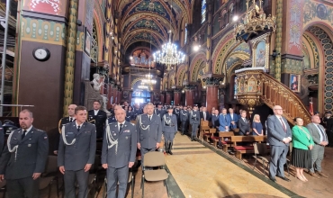 Katedra: poświęcenie sztandaru Aresztu Śledczego w Sosnowcu (fot. P. Lorenc)