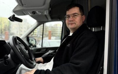 Przyjeżdża. I&nbsp;nagle wszyscy klękają. Rozmowa z&nbsp;ojcem Karolem Biliczem OSPPE