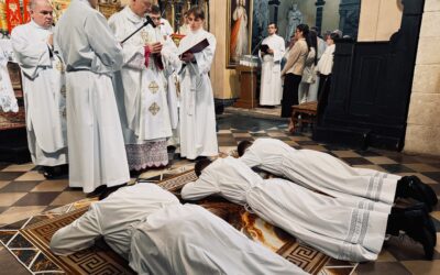 Trzech młodych mężczyzn położyło dziś swoje życie przed&nbsp;Bogiem. Diecezja sosnowiecka ma&nbsp;nowych diakonów