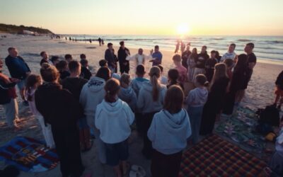 Kajaki, zachód słońca i Eucharystia na plaży. „Wakacje z Bogiem” w Niechorzu