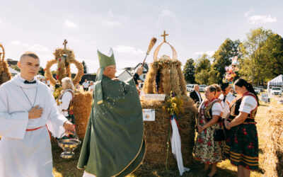 „Pachną sierpniem, pachną waszym ogromnym trudem”. Bp&nbsp;Ważny do&nbsp;rolników w&nbsp;Przegini